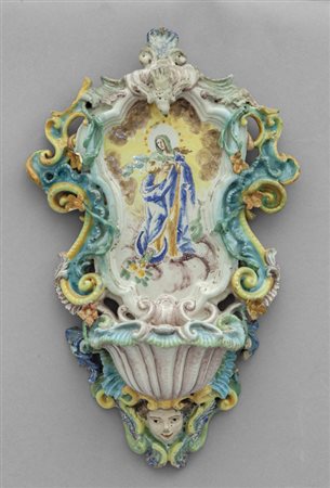 Acquasantiera di forma barocca in ceramica 