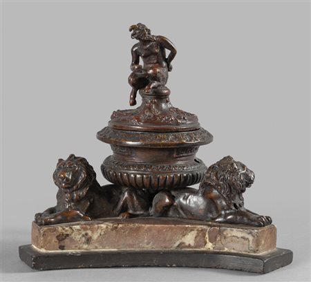 Calamaio in bronzo sorretto da tre leoni, 