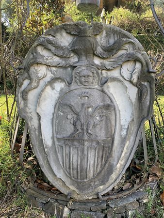 Grande stemma in marmo, al centro medaglione con 