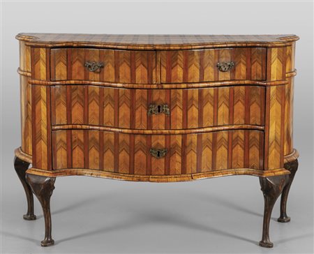 Comò Luigi XIV movimentato sul fronte e  sui 