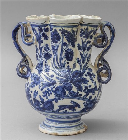 Vaso in maiolica bianca e blu, decoro 