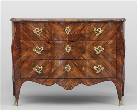 Cassettone a tre cassetti, fronte con mossa 