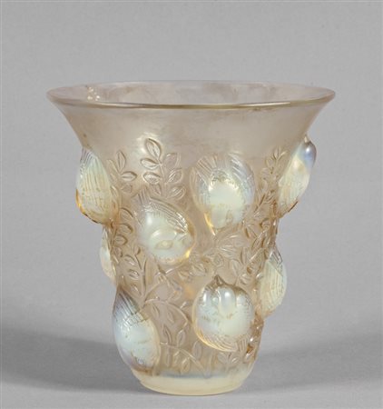Vaso in vetro decorato con uccellini opalescenti, 