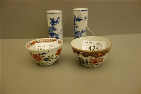 Due tazzine e due vasetti in porcellana di Cina