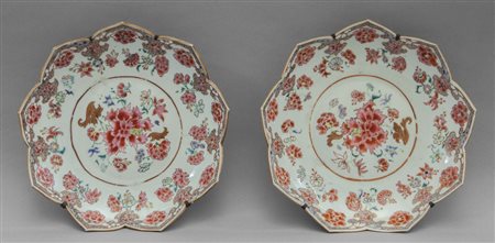 Coppia di piatti famiglia rosa, bordo sagomato a 