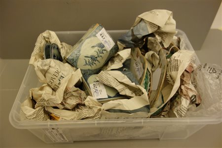 Scatola magica di oggetti diversi in porcellana 