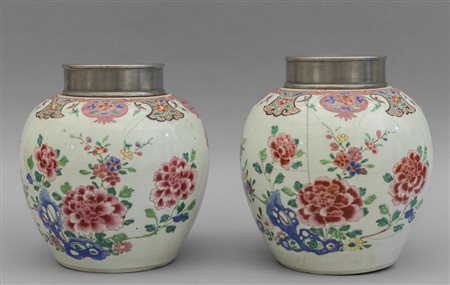 Coppia di vasi in porcellana, famiglia Rosa, 