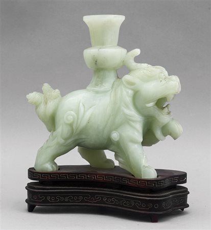 Leone con vaso, scultura in giada, Cina 