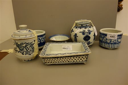 Sei oggetti in porcellana di Cina di varie epoche 