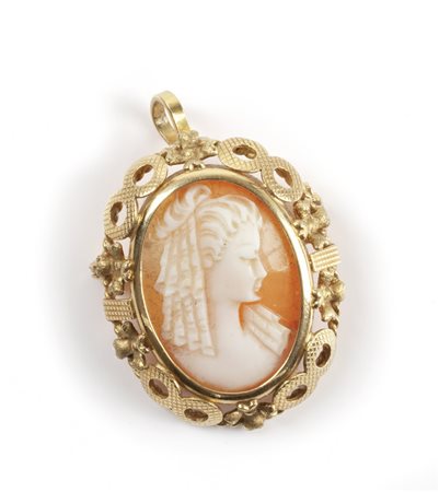 Spilla/ciondolo in oro giallo portante cammeo 
