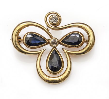 Spilla a forma di trifoglio con incasonati tre 