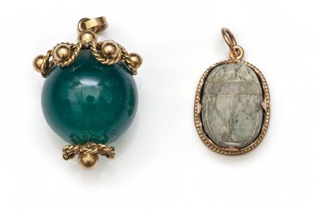 Lotto composto da due ciondoli uno con scarabeo 