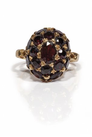 Anello in oro giallo con incastonati granati 