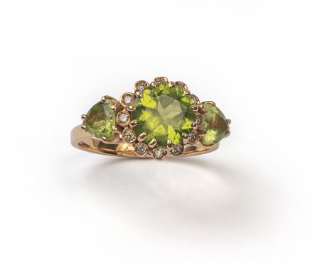 Anello in oro rosa con incastonati tre peridoti e 