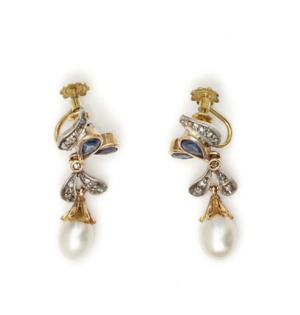 Orecchini in oro giallo e rosa di forma pendente 