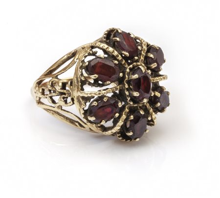 Anello in oro giallo basso titolo con incastonati 