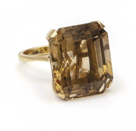 Anello in oro giallo con montato importante 