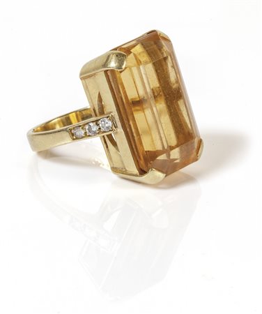 Anello in oro giallo con incastonato importante 