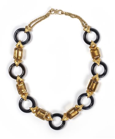 Particolare girocollo in oro giallo formato da 