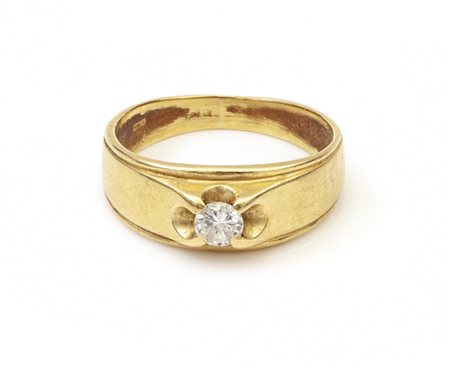 Anello in oro giallo con incastonato un diamante 