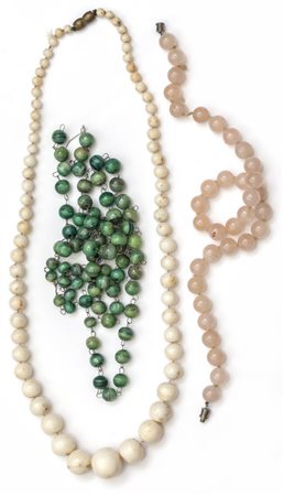 Lotto composto da tre collane di varia lunghezza 
