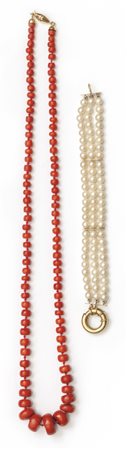 Lotto composto da una collana in corallo di forma 
