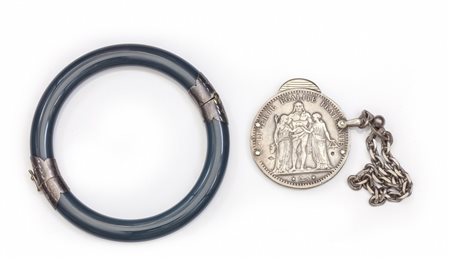 Lotto composto da un bracciale di forma rigida ed 