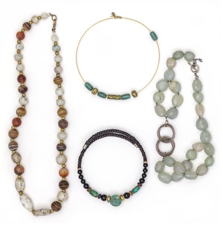 Lotto composto da quattro collane in metallo e 
