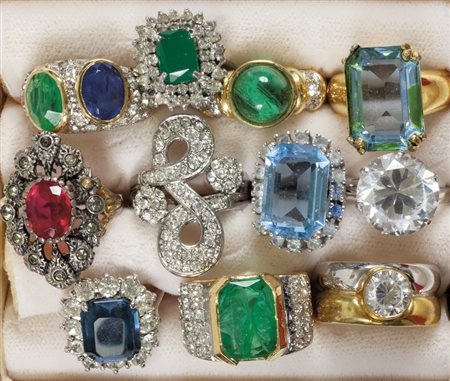 Lotto composto da undici anelli di bigiotteria in 