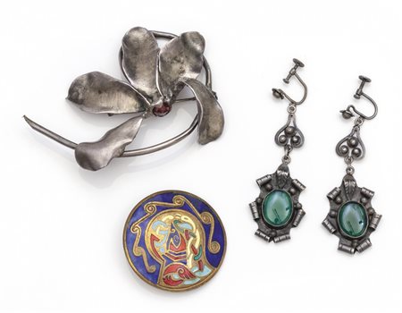 Lotto composto da orecchini in argento, spilla in 