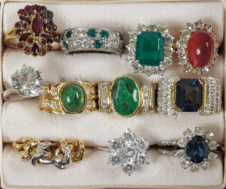 Lotto composto da undici anelli di bigiotteria in 