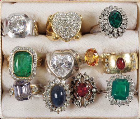 Lotto composto da undici anelli di bigiotteria in 