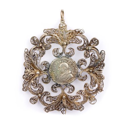 Ciondolo in argento lavorato a filigrana portante 