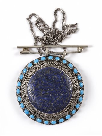 Particolare ciondolo in argento portante 