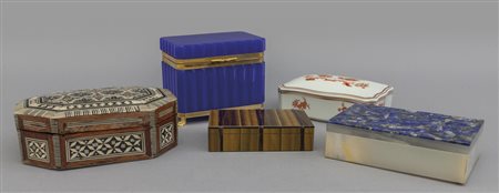 Cinque scatole in materiali diversi