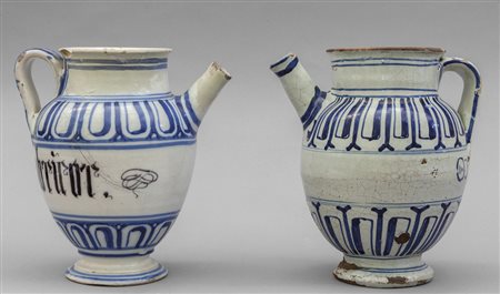 Coppia di brocche in ceramica decorate in blu su 