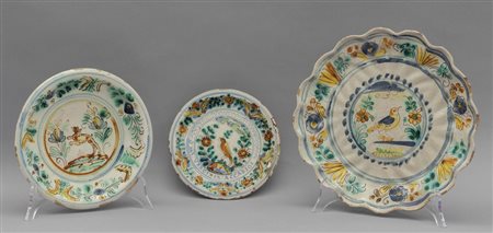 Tre alzate in ceramica, decorazione in 