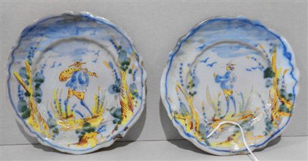 Coppia di piatti in ceramica decorati in 