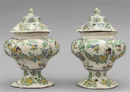 Coppia di vasi con coperchio di forma polilobata 