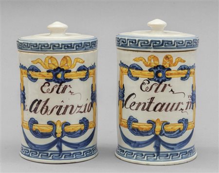 Coppia di albarelli di forma cilindrica decorati 