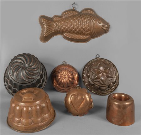 Sette stampi in rame di varie forme e misure