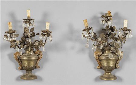 Coppia di apliques a tre luci composte da vasi in 