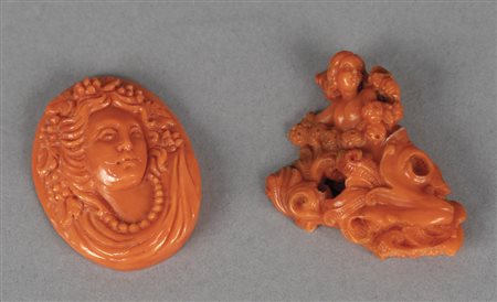 Due elementi in corallo scolpito, 