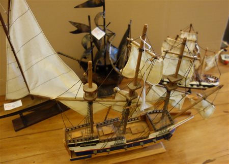 Quattro modellini di velieri in metallo di 