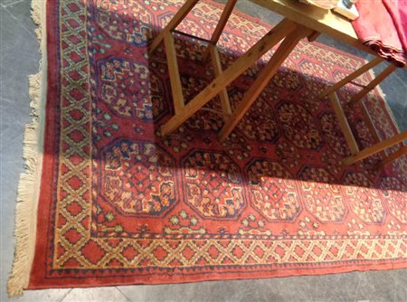 Tappeto persiano a fondo blu e rosso decorato con 