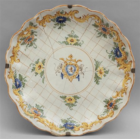 Piatto in maiolica policroma decorato con stemma 