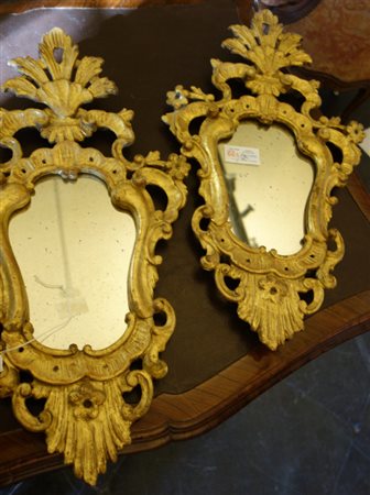 Coppia di apliques in legno intagliato e 