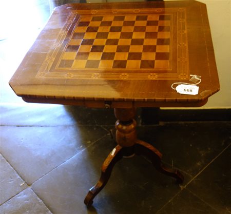 Tavolo da appoggio con scacchiera intarsiata sul 
