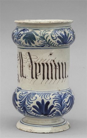 Albarello in ceramica, decorazione blu su fondo 