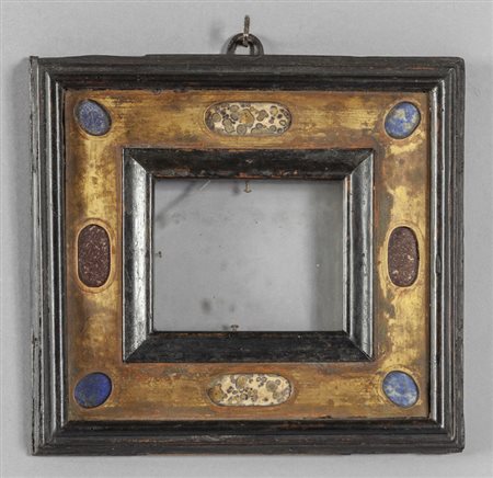 Antica cornice con riporti in pietre 